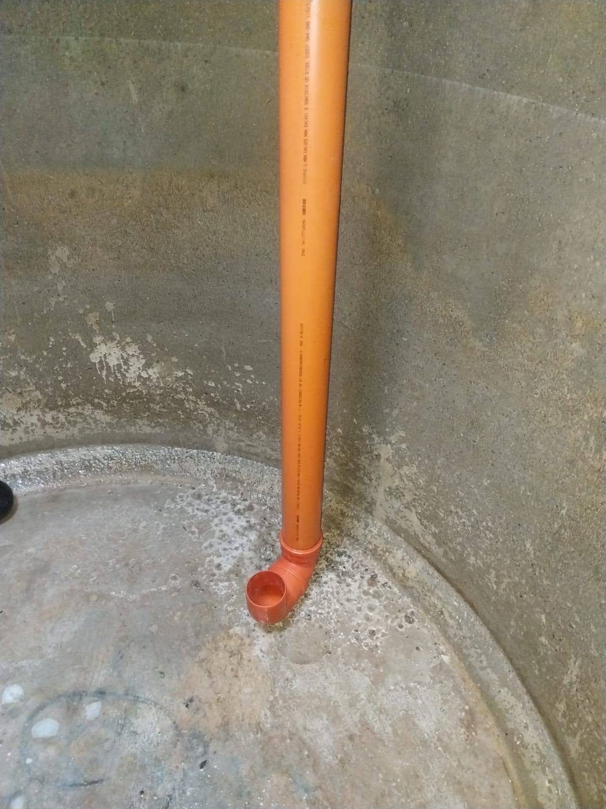 Descente PVC avec coude en fond de cuve