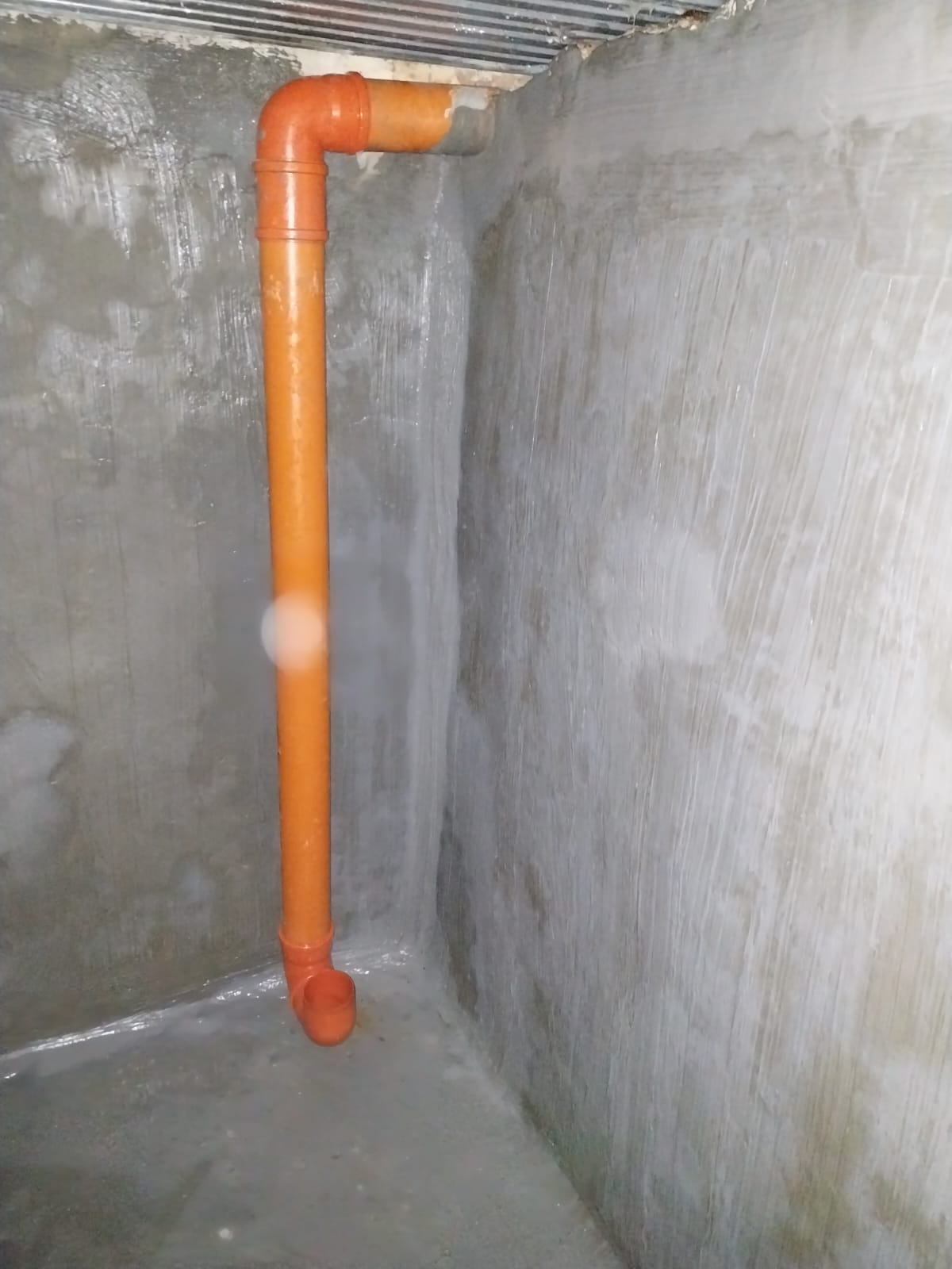Cuve hydrofugée — descente PVC verticale