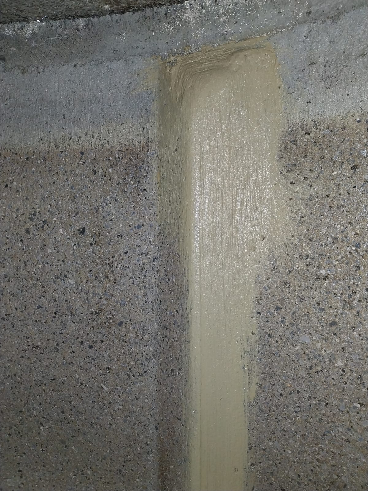 Bande hydrofuge à la jonction des parois