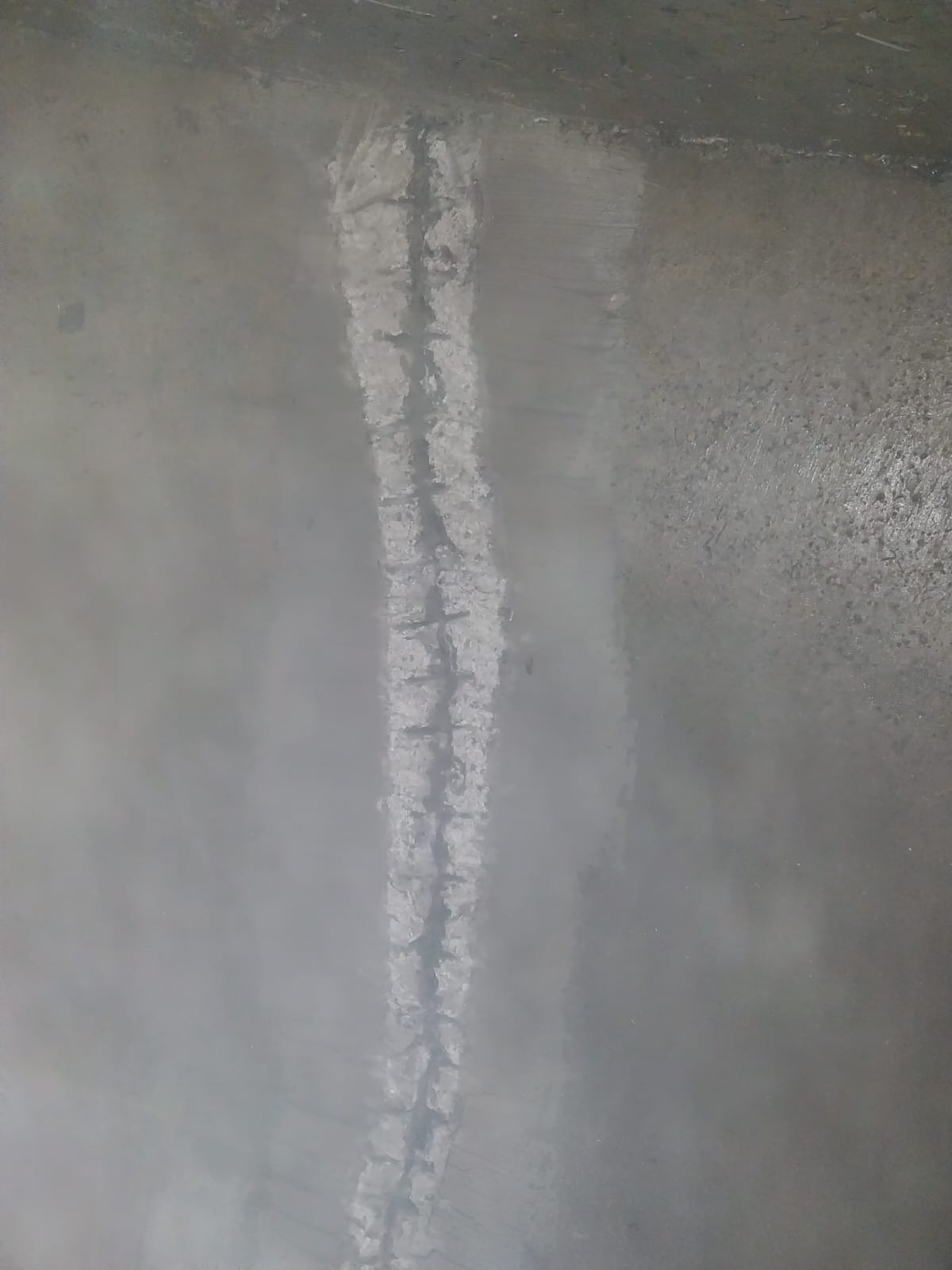 Fissure verticale rebouchée au mortier