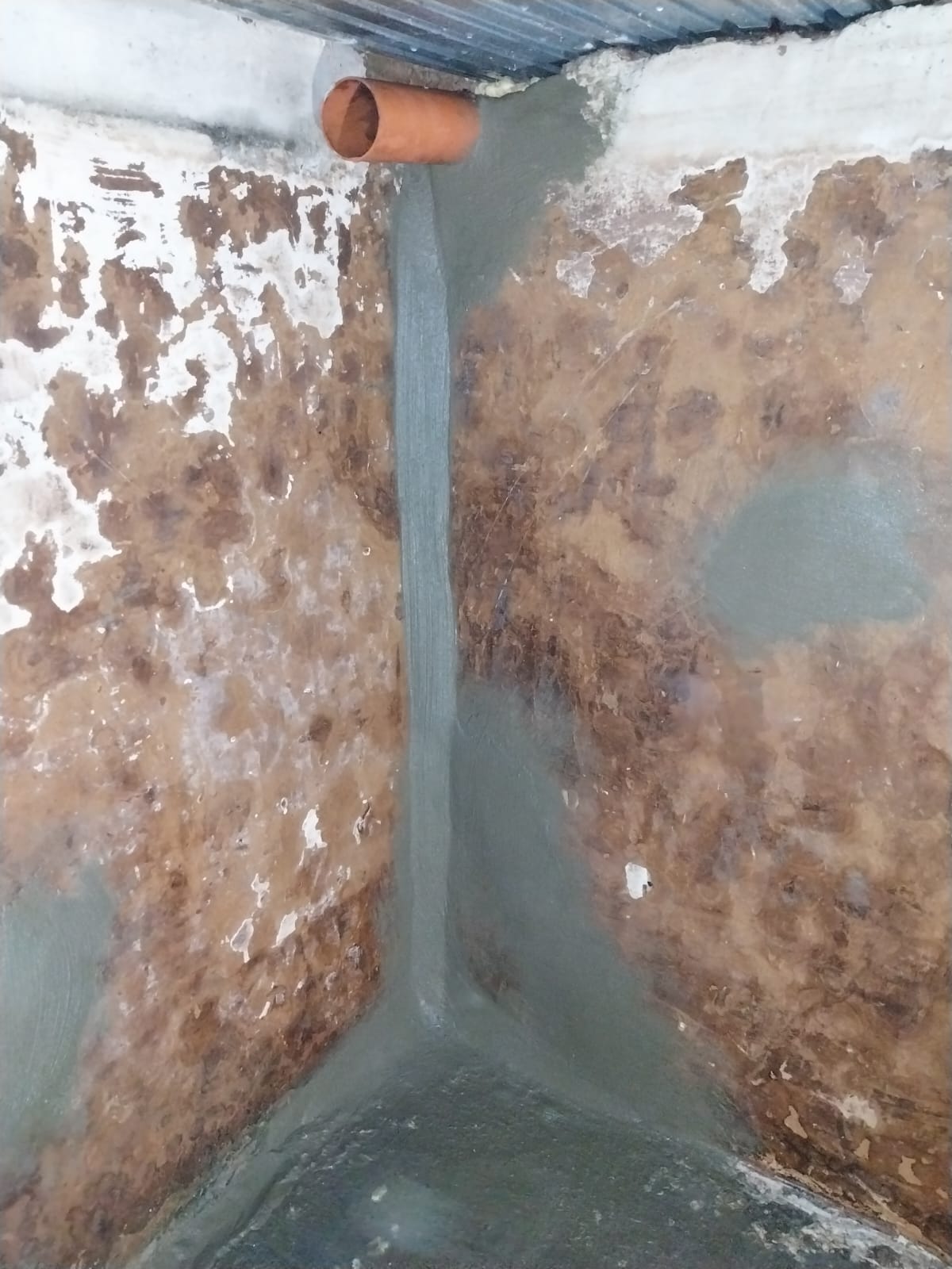 Angle de cuve — joint vertical et traversée PVC