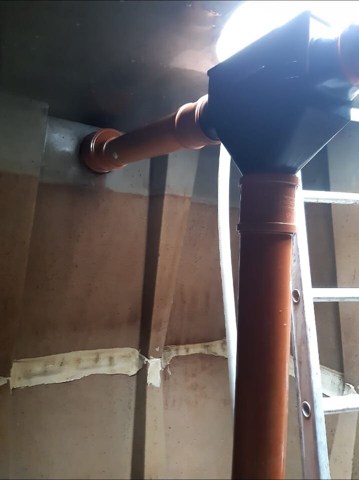 Arrivée d'eau calme — descente PVC scellée