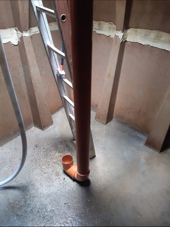 Descente PVC anti-remous en fond de cuve