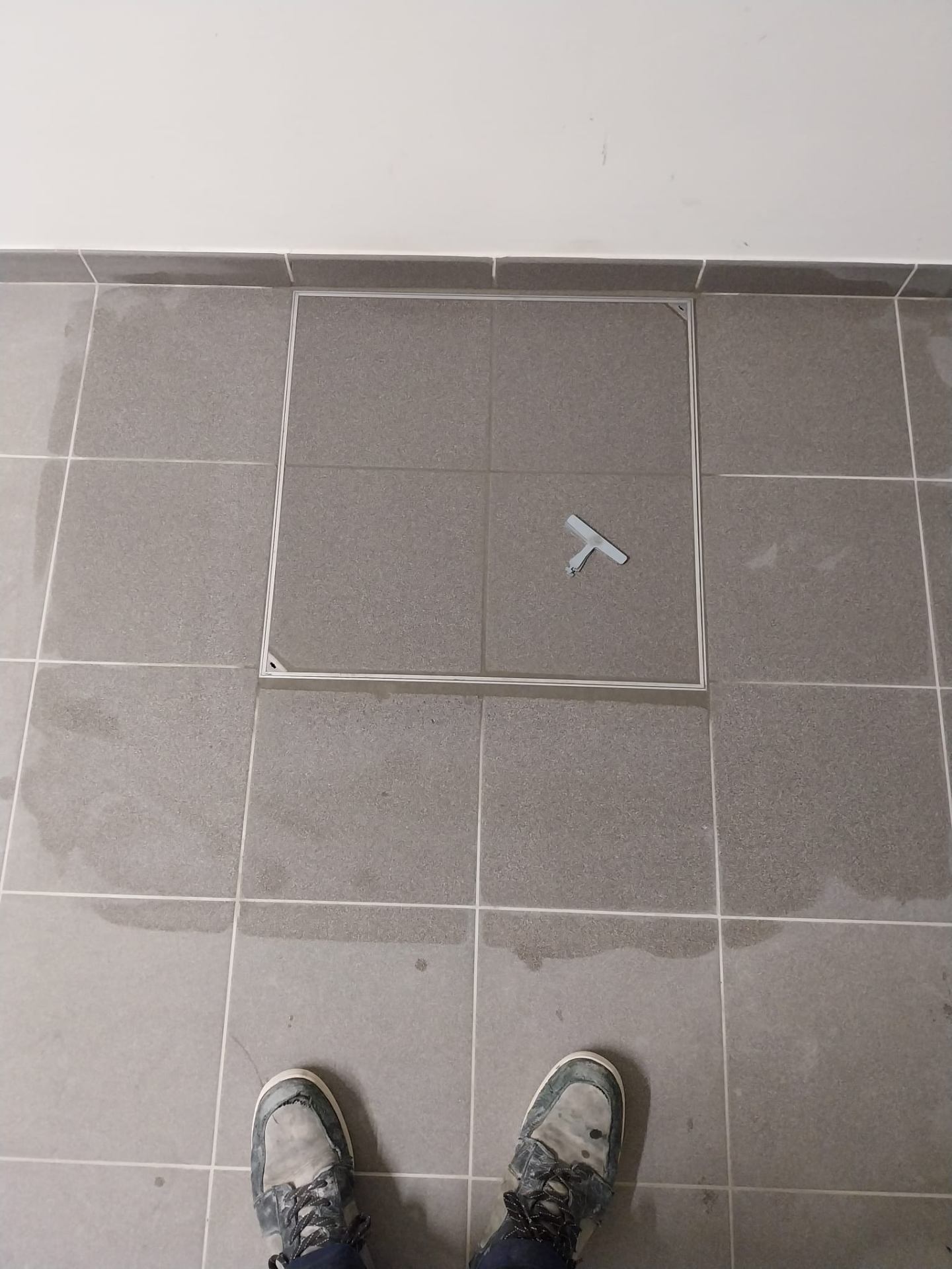 Avant — tampon carrelé en place