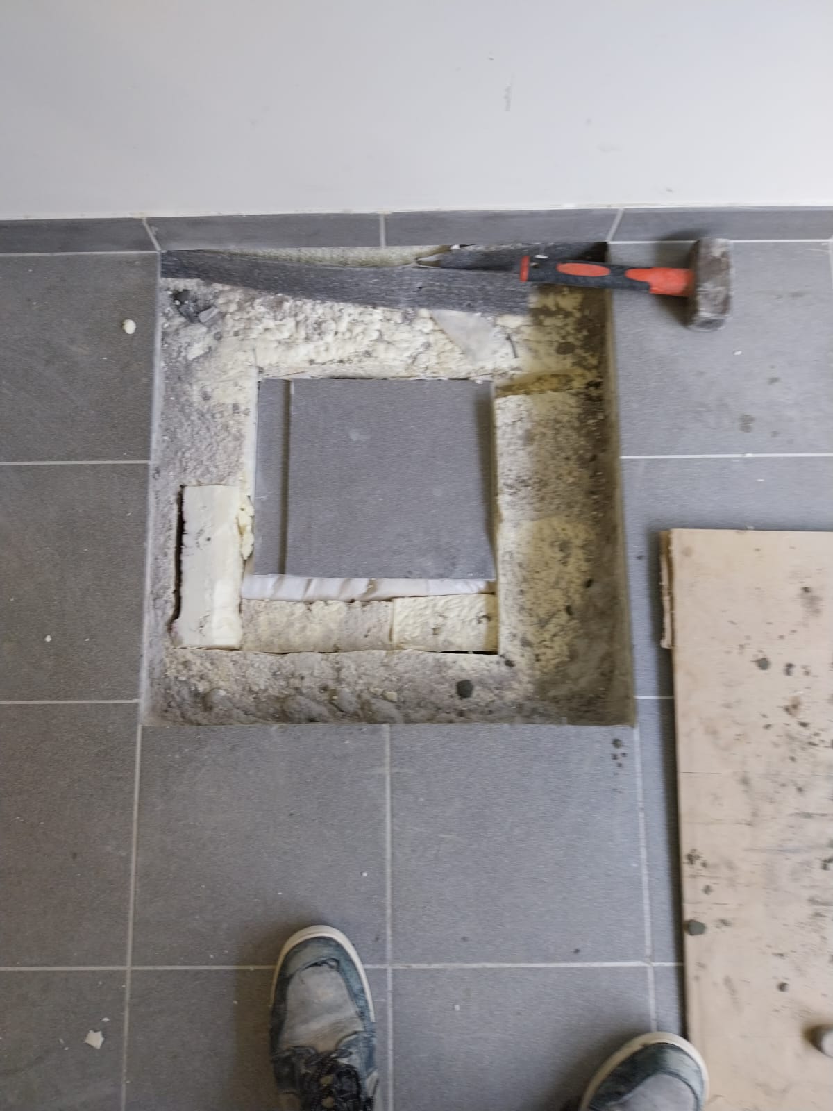 Ouverture du carrelage autour du regard